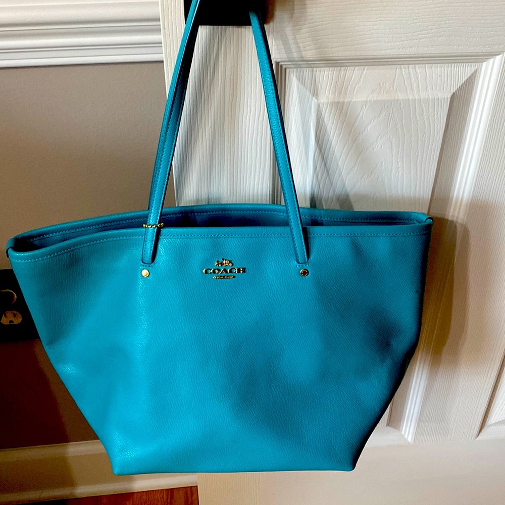 Coach tote purse. Teal color. Zipper closure.